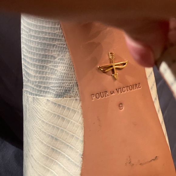 Pour La Victoire Heels / Pumps / Platforms Size 9 in Light Blue Leather Snake - Picture 4 of 4